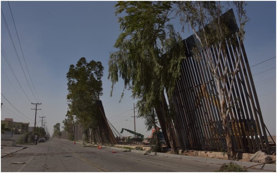 Muro-de-Trump-es-tirado-por-fuertes-vientos-en-Calexico